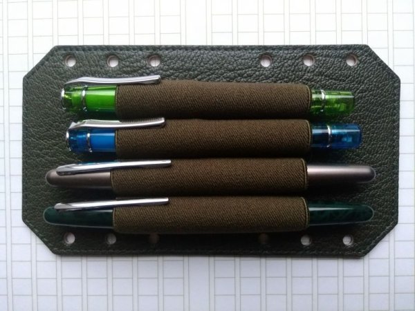 画像1: システム手帳とペンを一緒に持ち歩くためのホルダ－Pen4lder（ペンホルダー） (1)